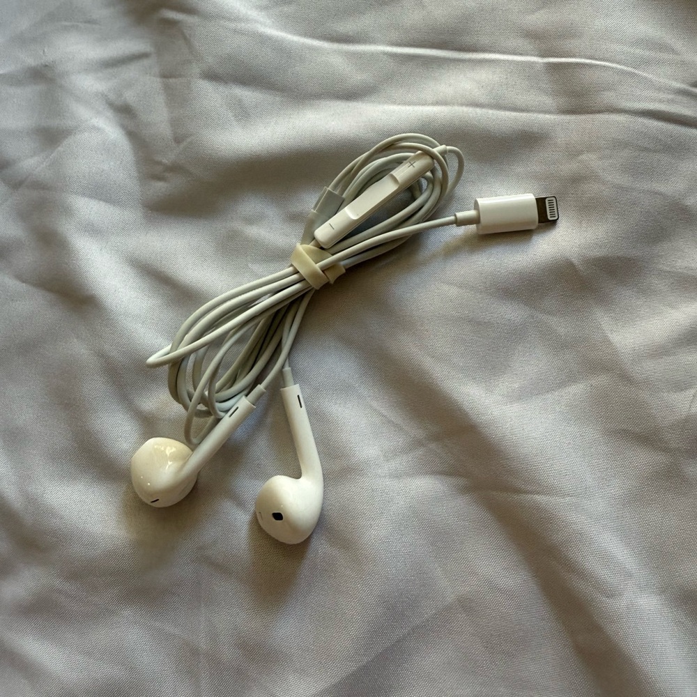 Apple EarPods Wired with Lightning Connector